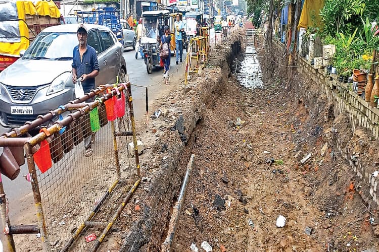 राजधानी रांची में फोरलेन बनाने के नाम पर मनमानी, सड़क में गड्ढे खोद छोड़ दिया गया, हो सकता है बड़ा हादसा