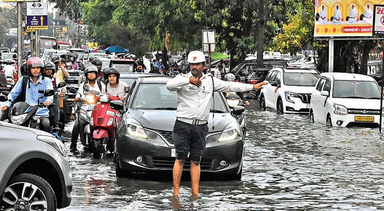 मानसून आते ही रांची के सड़कों की खुली पोल, बारिश होते ही जगह जगह जलजमाव की स्थिति