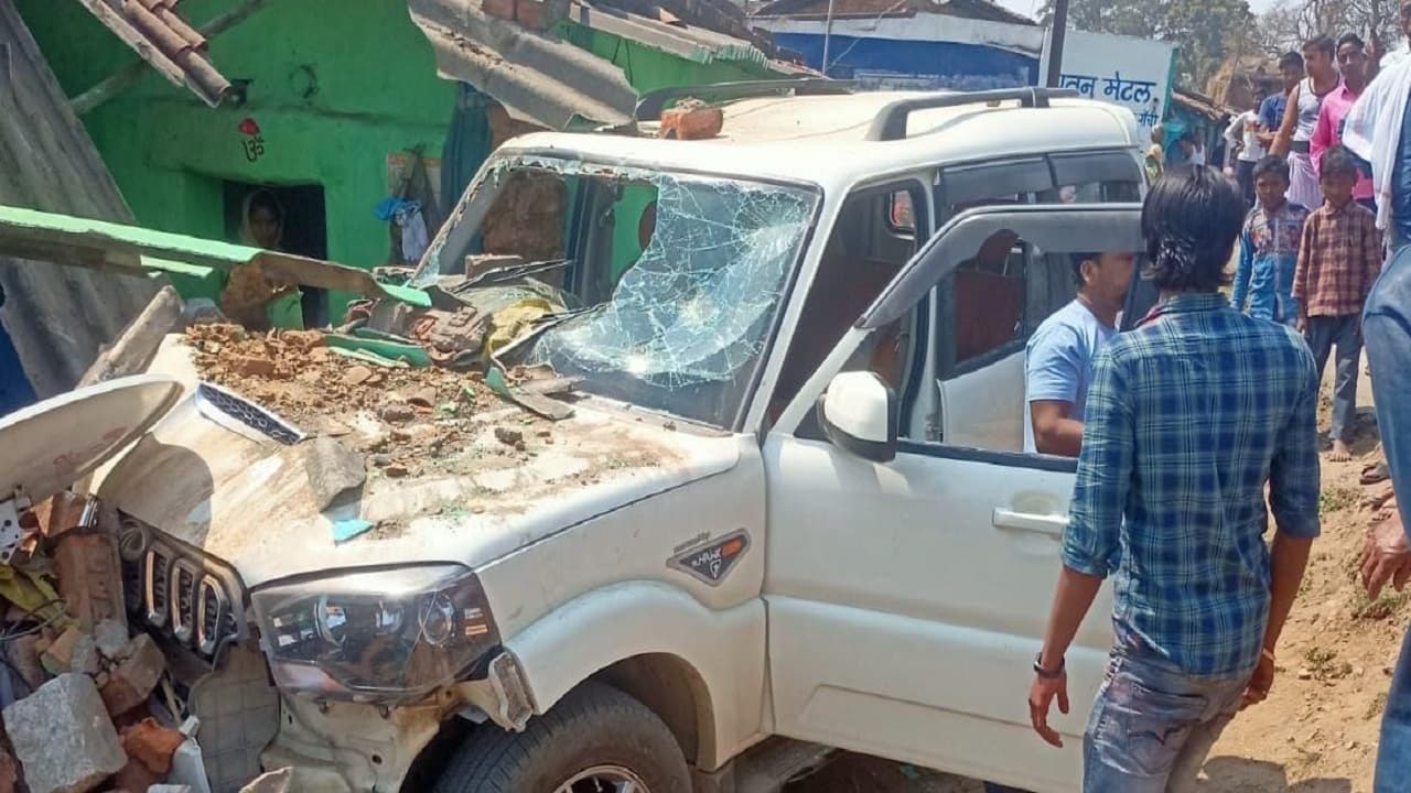 झारखंड से यूपी जा रही तेज रफ्तार स्कॉर्पियो घर में घुसी, मकान मालिक समेत 4 लोग घायल, पूछताछ कर रही पुलिस