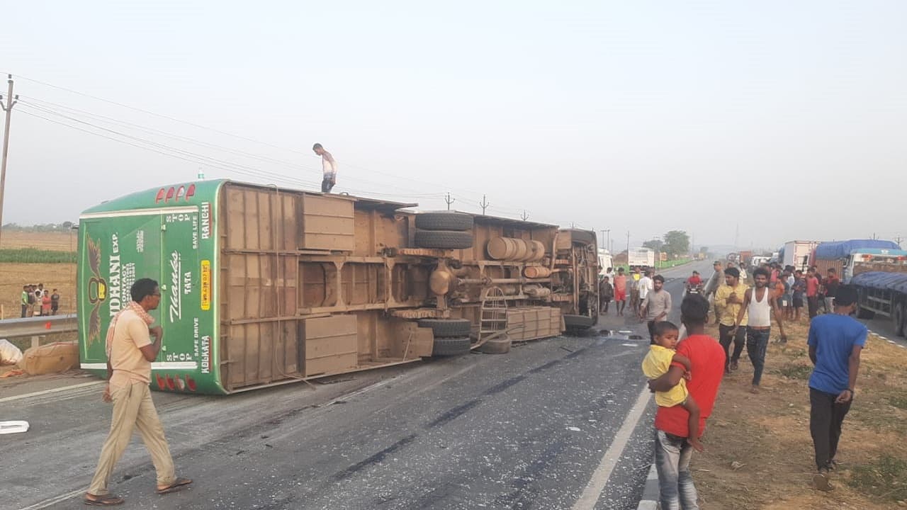 Jharkhand News: कोलकाता से रांची आ रही बस रांची-टाटा रोड पर पलटी, गुमला की महिला की मौत, कई यात्री घायल