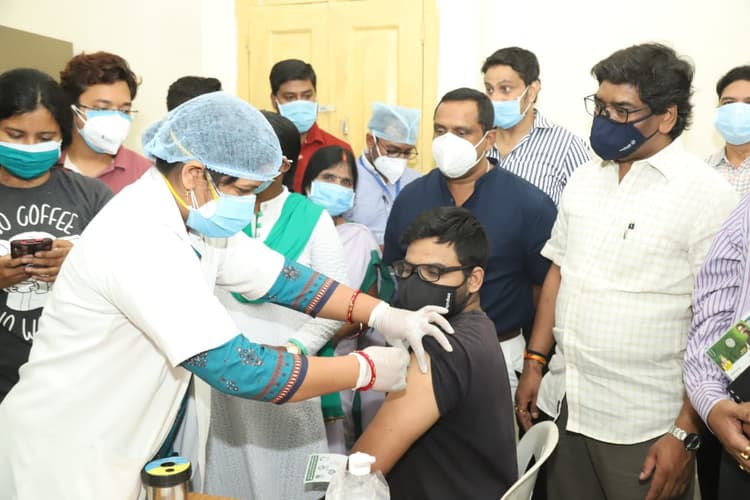 Corona Vaccination In Ranchi : रांची में 18 प्लस के लिए कोरोना टीकाकरण का हुआ शुभारंभ, टीका लेने के लिए ये है अनिवार्य, फर्जी तरीके से वैक्सीन लेने पर होगी कार्रवाई