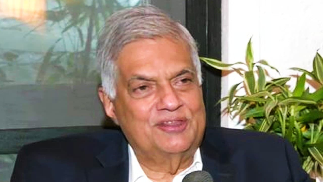 रानिल विक्रमसिंघे श्रीलंका के नये प्रधानमंत्री बने, राष्ट्रपति गोटाबाया ने दिलायी शपथ रानिल विक्रमसिंघे श्रीलंका के नये प्रधानमंत्री बने, राष्ट्रपति गोटाबाया ने दिलायी शपथ