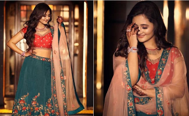 रश्मि देसाई की इन खूबसूरत तसवीरों पर दिल हार बैठे फैंस, बोले- ऐसी सादगी से शर्माना...