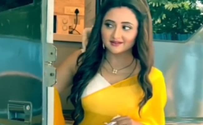‘Naagin 4’ के सेट पर पहुंची रश्मि देसाईं, पीली साड़ी में दिखा खूबसूरत अंदाज, यहां देखें VIDEO
