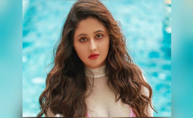 रश्मि देसाई का ट्रांसपेरेंट ड्रेस में दिखा हॉट लुक, सोशल मीडिया पर वायरल हुई 'नागिन' एक्ट्रेस की ये बोल्ड PHOTOS