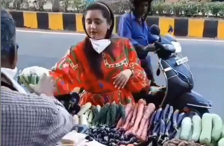 VIDEO : सब्जीवाले से मोल भाव करती नजर आईं रश्मि देसाई, इस वजह से भड़क गये यूजर्स