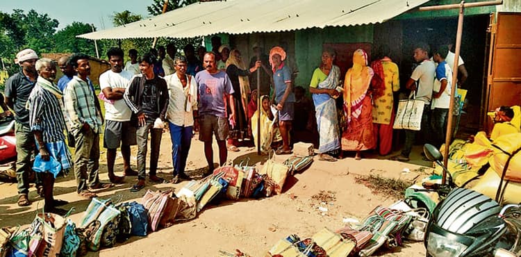 सिमडेगा में लाभुकों को राशन उठाव के लिये जाना पड़ता है पांच किलोमीटर दूर