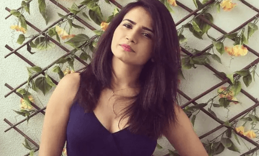 TMKOC : असल जिंदगी में बेहद बोल्ड हैं रीटा रिपोर्टर, शो के सेट पर शुरू हुई थी लवस्टोरी, देखिए एक्ट्रेस की ग्लैमरस तसवीरें