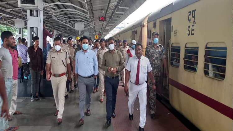 Agneepath Scheme से नाराज छात्रों ने ट्रेनों को बनाया निशाना, कई ट्रेनें हुई रद्द, कुछ के रूट डायवर्ट