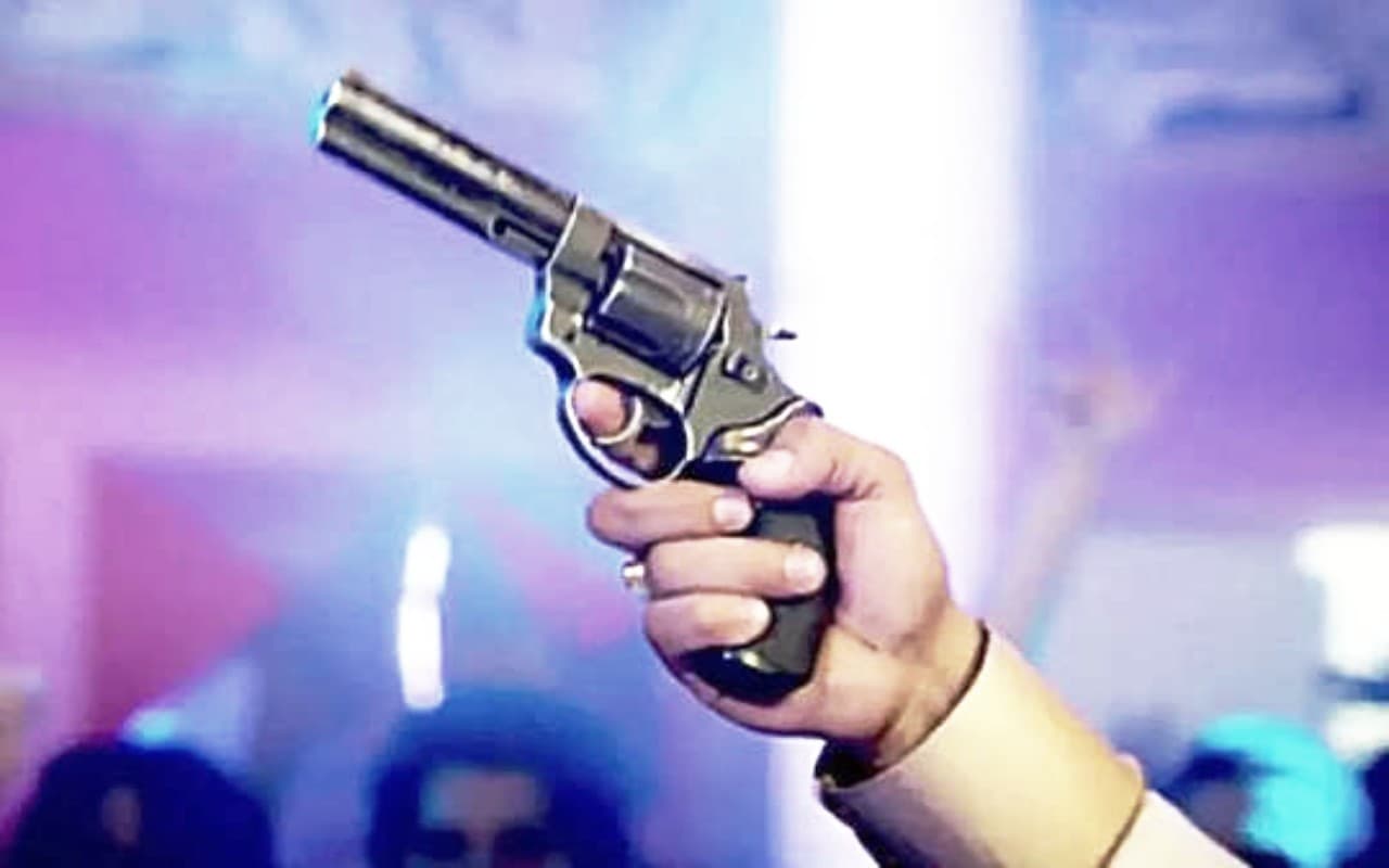 Patna Crime : पटना में रंगदारी के लिए दिनदहाड़े ताबड़तोड़ फायरिंग, मैनेजर का मोबाइल भी लूटा