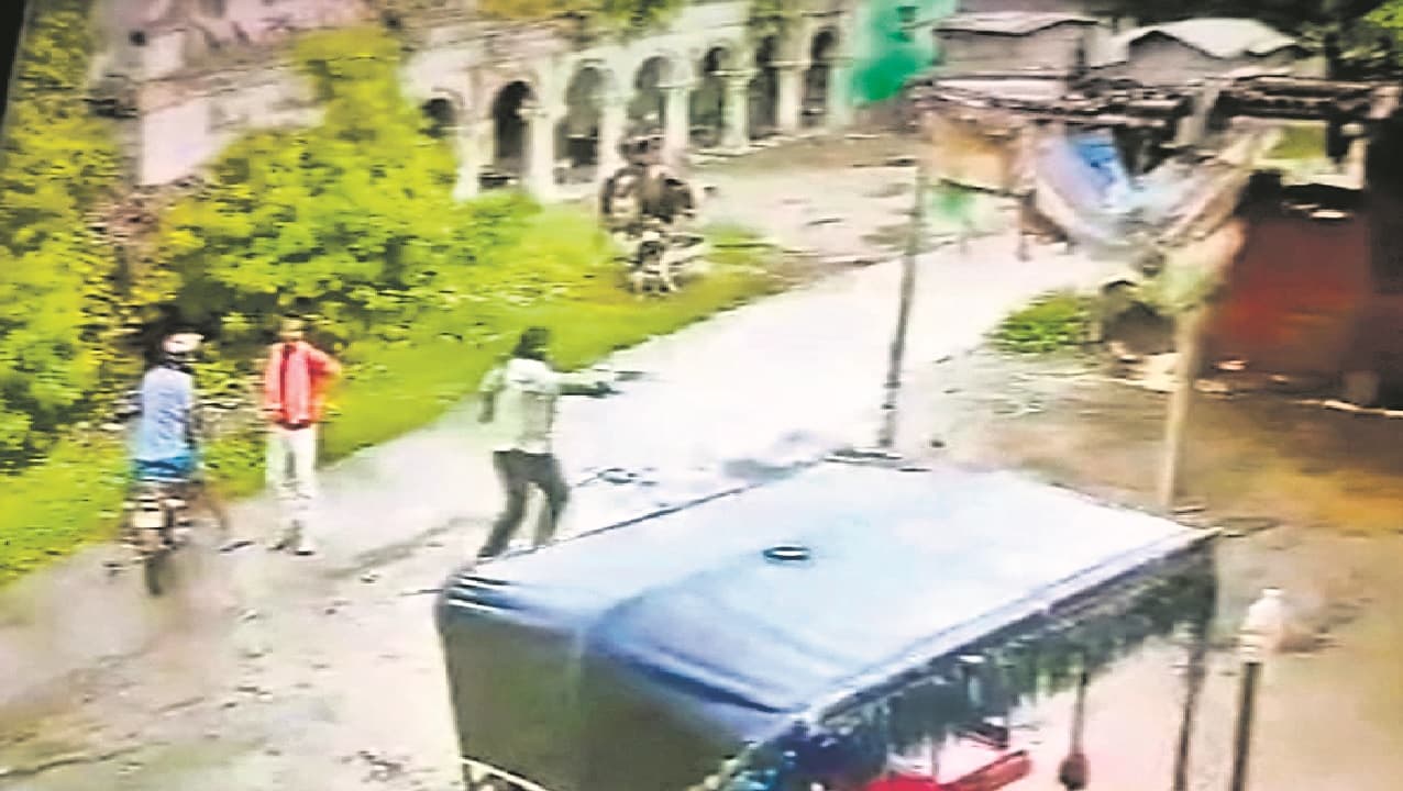 बेगूसराय में महिला सरपंच के घर पर अपराधियों ने की ताबड़तोड़ फायरिंग, सीसीटीवी कैमरे में कैद हुई वारदात