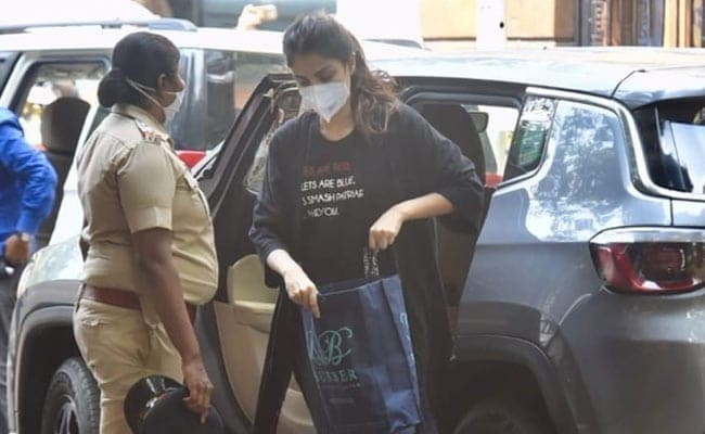Rhea Chakraborty : क्यों ट्रेंड में आया रिया चक्रवर्ती का ये टी-शर्ट, सोशल मीडिया पोस्टर पर सुशांत की बहन का पलटवार Rhea Chakraborty : क्यों ट्रेंड में आया रिया चक्रवर्ती का ये टी-शर्ट, सोशल मीडिया पोस्टर पर सुशांत की बहन का पलटवार