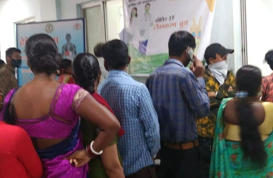 Corona Vaccination In Ranchi : कोरोना वैक्सीन लेने रिम्स पहुंचे शख्स को सिक्योरिटी गार्ड ने क्यों धमकाया