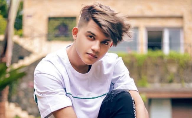 इस वजह से TikTok स्टार रियाज एली के खिलाफ शिकायत दर्ज, गर्लफ्रेंड संग 'चॉकलेट' से बटोरी थी सुर्खियां