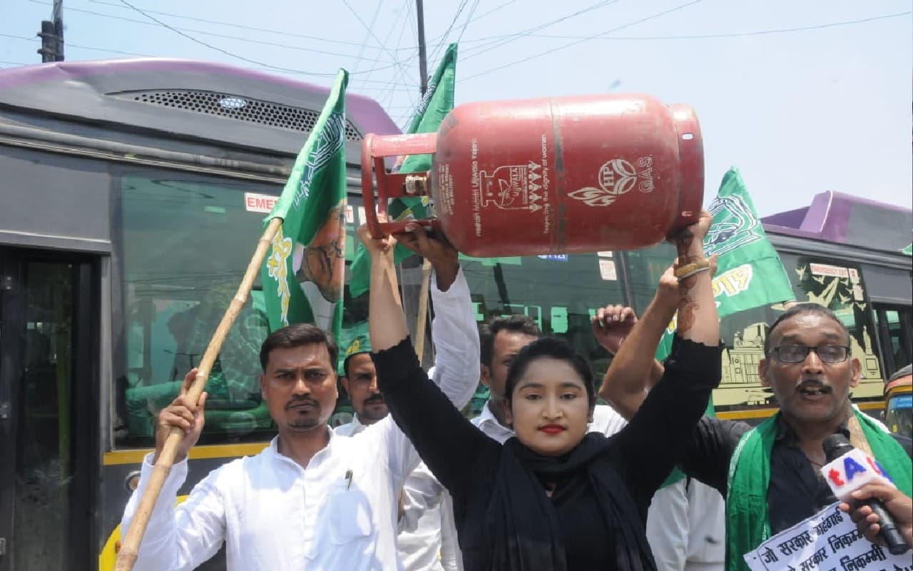 Bihar politics: महंगाई के खिलाफ 'बेरोजगारी रथ' पर सवार होकर सड़क पर उतरी तेजस्वी की टीम, देखें Photo