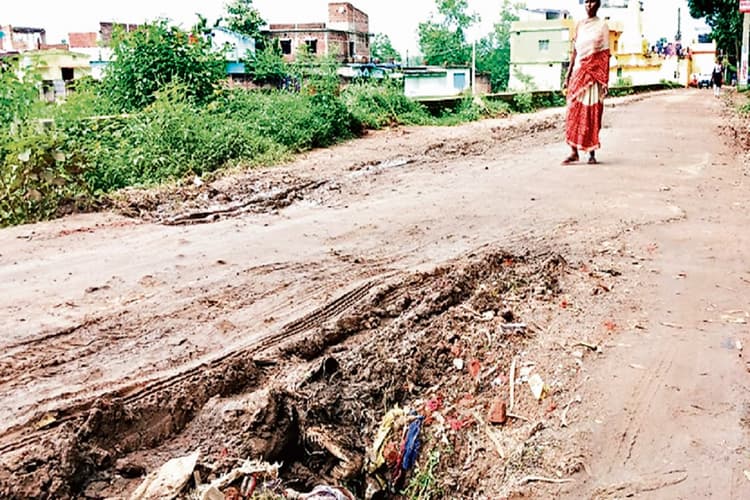 गुमला में दुर्गा पूजा शुरू, शहर की टूटी सड़कें बनीं आफत