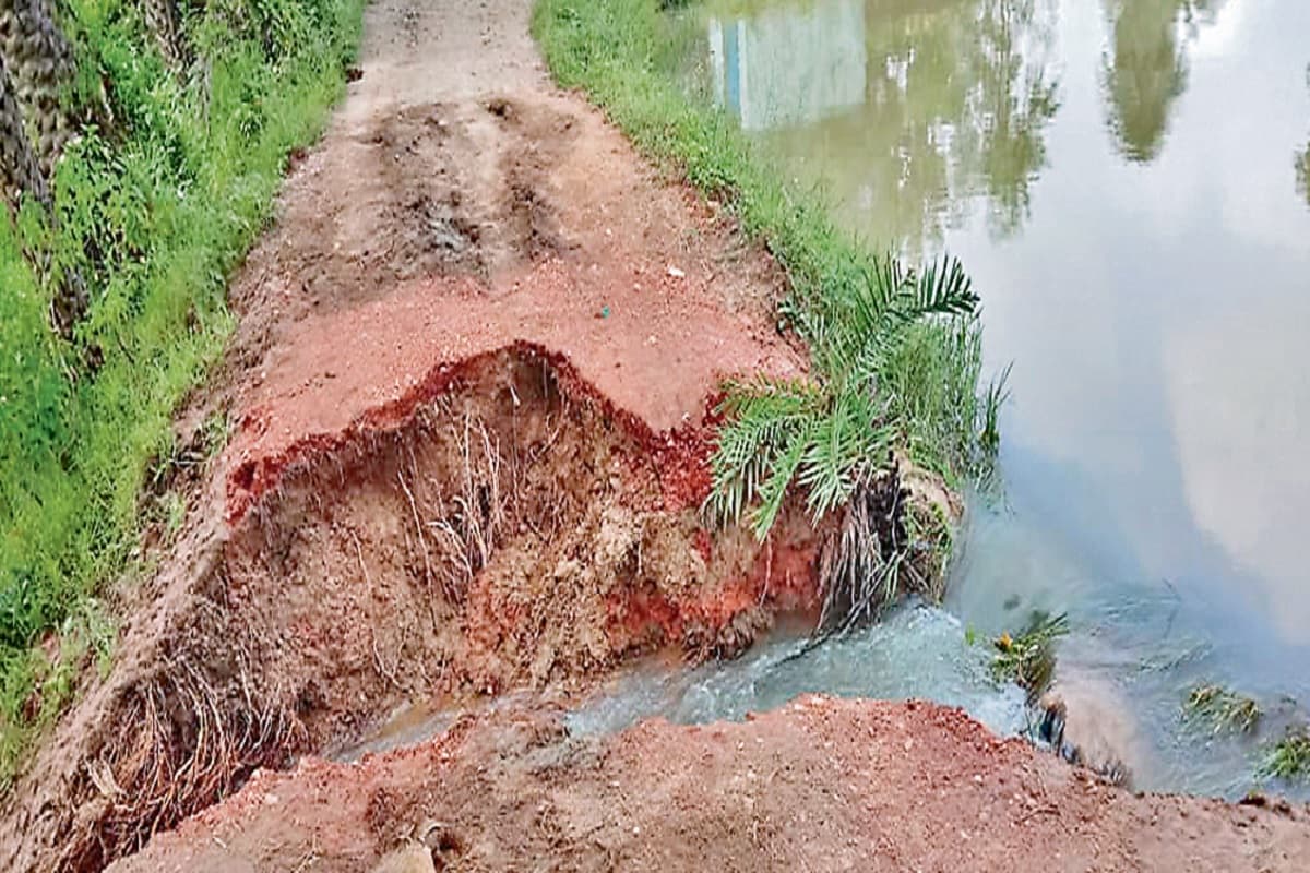 सिमडेगा के कुरडेग में बारिश से सड़क ध्वस्त, हो रही परेशानी