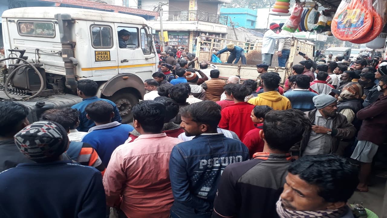 Jharkhand News: धनबाद में दिवाली की खुशियां गम में बदलीं, ऑटो पलटने से 2 की मौत, 16 घायल