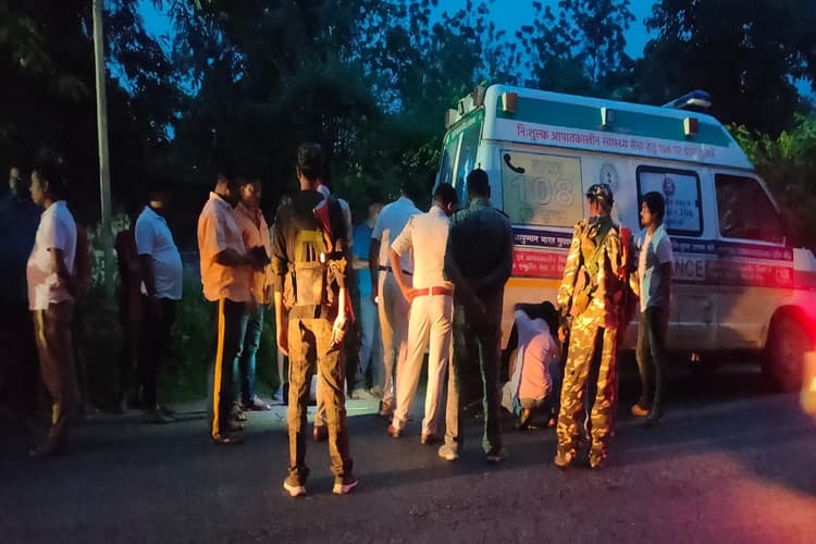 Jharkhand News : झारखंड में बाइक सवार तीन युवकों को गाड़ी ने मारी सीधी टक्कर, दो युवकों की मौत, एक घायल