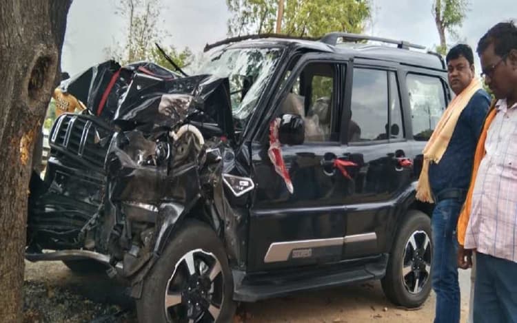 झारखंड: पेड़ से टकरायी तेज रफ्तार स्कॉर्पियो, एक बच्चे की मौत, 4 लोग घायल