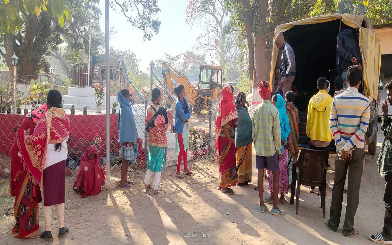 झारखंड: अवैध बालू लदे ट्रक ने बाइक सवारों को रौंदा, एक ही घर के तीन युवकों की मौत से पसरा मातम, ट्रक जब्त
