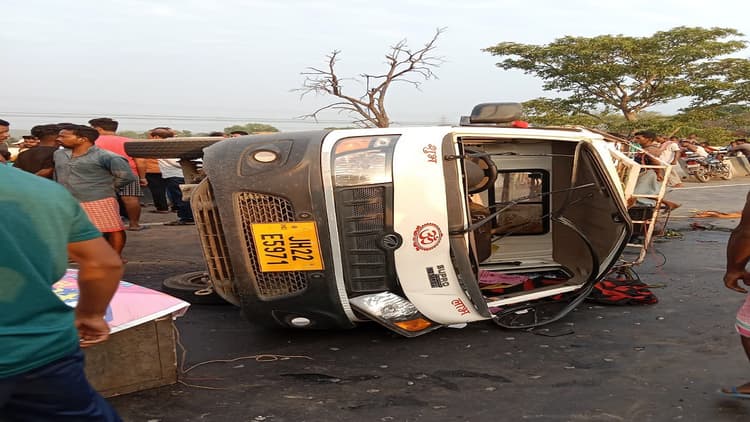 झारखंड सड़क हादसा : शादी से लौट रहा तेज रफ्तार मिनी ट्रक पलटा, 5 लोगों की मौत, एक दर्जन लोग घायल