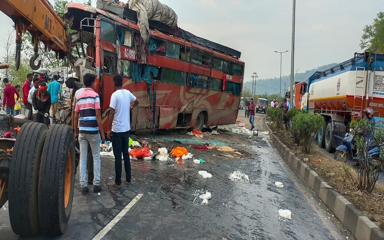 झारखंड: बिहार से रांची जा रही बस को ट्रेलर ने चुटूपालू घाटी में मारी टक्कर, 2 यात्रियों की मौत, 14 रिम्स रेफर झारखंड: बिहार से रांची जा रही बस को ट्रेलर ने चुटूपालू घाटी में मारी टक्कर, 2 यात्रियों की मौत, 14 रिम्स रेफर