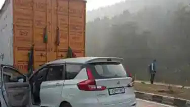Jharkhand News: झारखंड में भीषण सड़क हादसा, कार सवार पति-पत्नी समेत 4 लोगों की हुई मौत, दो की हालत नाजुक