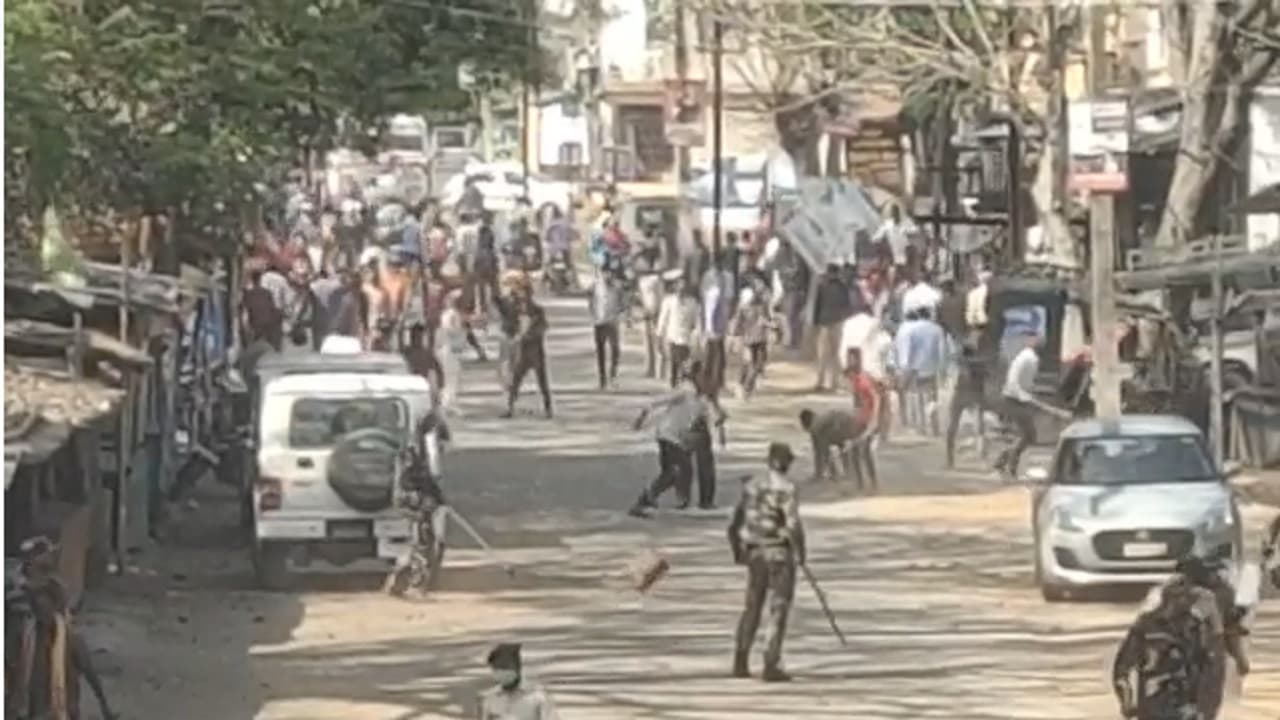 Jharkhand News: सामूहिक दुष्कर्म से लोगों में आक्रोश, लाठी चार्ज व पथराव के बाद कैसे हैं हालात Jharkhand News: सामूहिक दुष्कर्म से लोगों में आक्रोश, लाठी चार्ज व पथराव के बाद कैसे हैं हालात