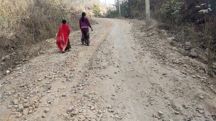 झारखंड: एक दशक से बदहाल सड़क की अब बदलेगी तस्वीर, टेंडर निकलने से ग्रामीणों में खुशी