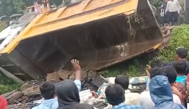 महाराष्ट्र में भीषण सड़क हादसा, ट्रक फिसलकर खेत में पलटा, 15 मजदूरों की मौत