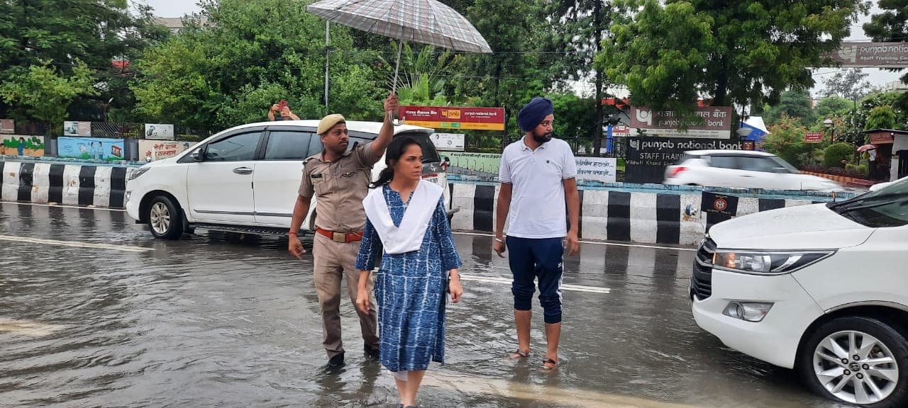 UP Rain: सड़क पर उमड़ रहे बारिश के पानी में उतरीं लखनऊ कमिश्नर रोशन जैकब, सोशल मीडिया में वीडियो वायरल