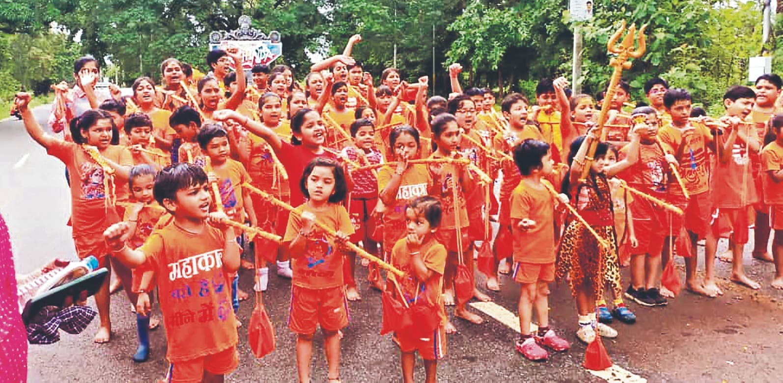 ओडिशा के बामड़ा में भव्य बाल कांवर यात्रा में तीन किमी चलकर किया जलाभिषेक