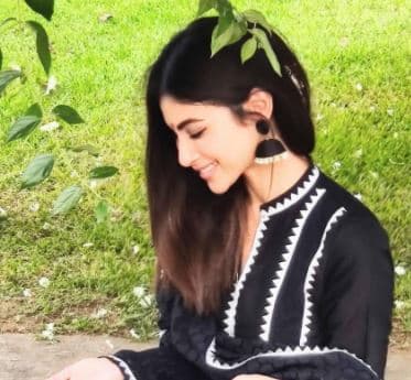 PHOTOS : मौनी रॉय ने फूलों के बीच यूं कराया फोटोशूट, फैंस बोले- 'होश उड़ाने के लिए...'