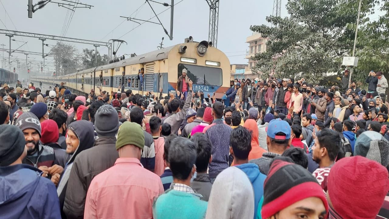RRB-NTPC Result: बिहार के रेलवे ट्रैक छात्र क्यों कर रहे हंगामा, जानिये विरोध प्रदर्शन की वजह RRB-NTPC Result: बिहार के रेलवे ट्रैक छात्र क्यों कर रहे हंगामा, जानिये विरोध प्रदर्शन की वजह