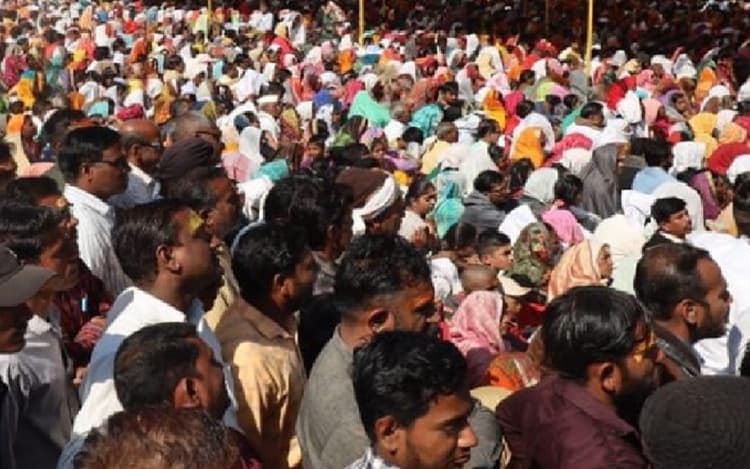 Rudraksha बांटने के कार्यक्रम से मध्य प्रदेश में लगा भीषण जाम, 2 लोगों की मौत
