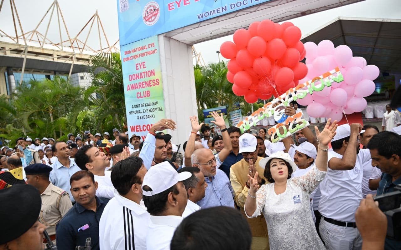 PHOTO: नेत्रदान का संदेश देने के लिए रांची में अनूठी दौड़, आंख पर काली पट्टी बांधकर दौड़ी बेटियां