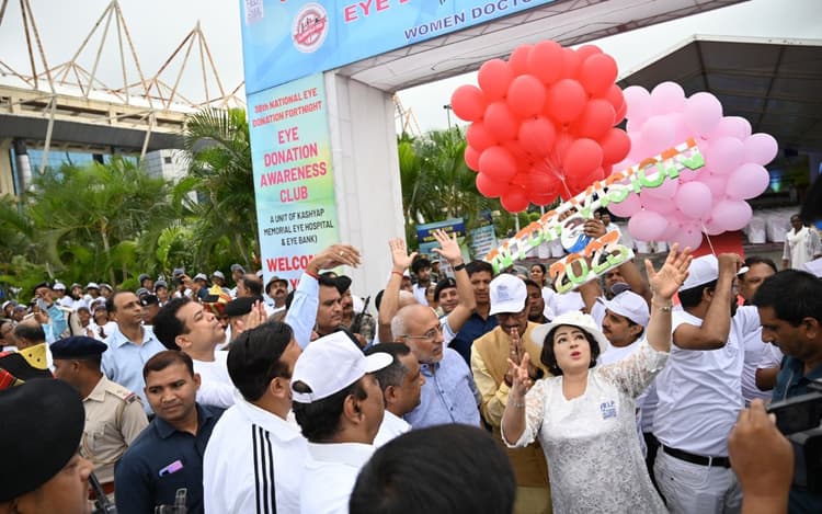 PHOTO: नेत्रदान का संदेश देने के लिए रांची में अनूठी दौड़, आंख पर काली पट्टी बांधकर दौड़ी बेटियां