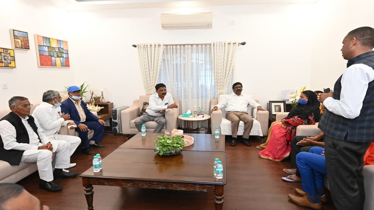 रूपेश पांडे हत्याकांड: सीएम हेमंत सोरेन से रूपेश के माता-पिता ने मांगा न्याय, CBI से जांच कराने की मांग रूपेश पांडे हत्याकांड: सीएम हेमंत सोरेन से रूपेश के माता-पिता ने मांगा न्याय, CBI से जांच कराने की मांग