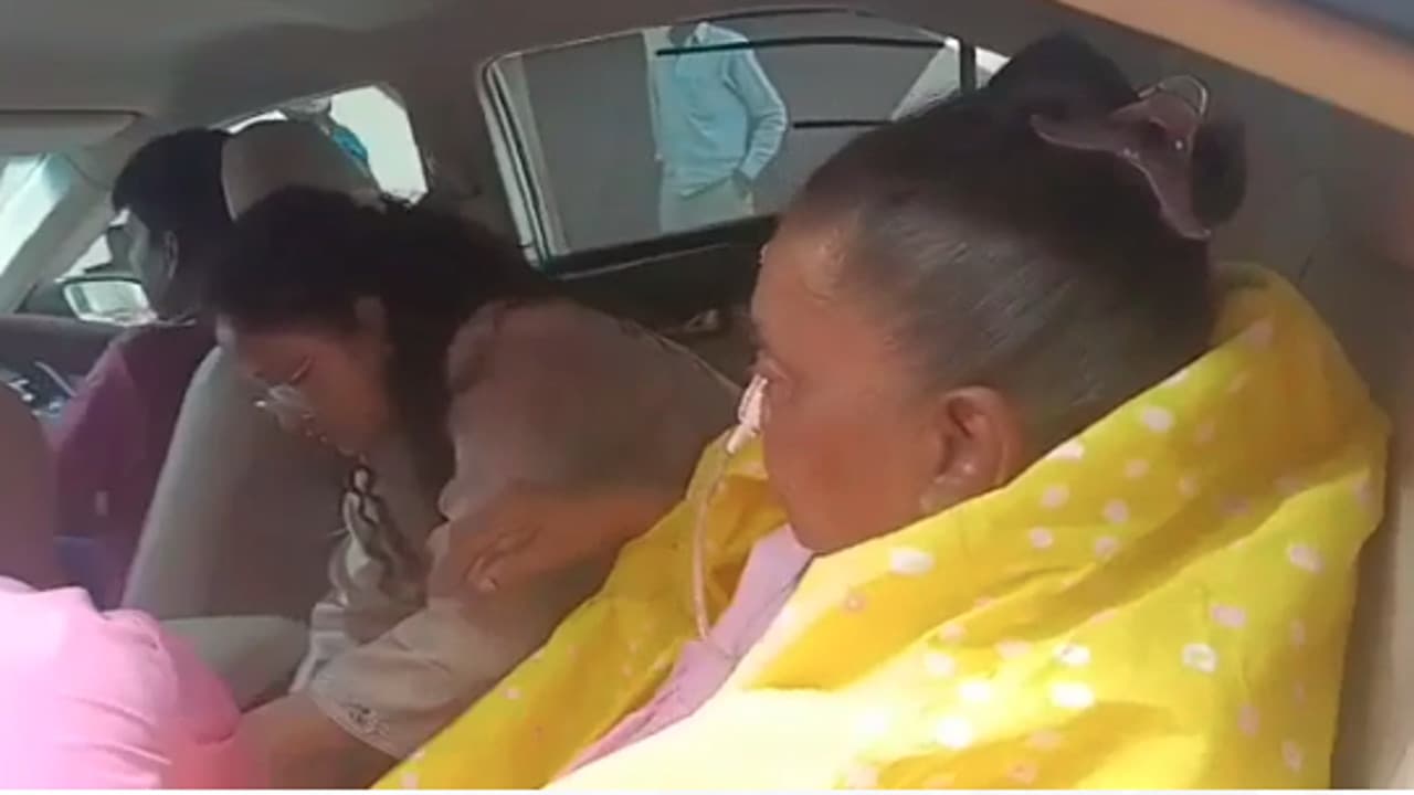 झारखंड के सीएम हेमंत सोरेन की मां रूपी सोरेन की तबीयत में सुधार नहीं, विशेष विमान से गयीं हैदराबाद झारखंड के सीएम हेमंत सोरेन की मां रूपी सोरेन की तबीयत में सुधार नहीं, विशेष विमान से गयीं हैदराबाद