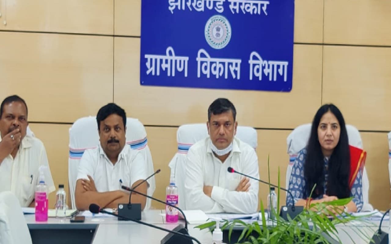 Jharkhand News : झारखंड में बन रहे अमृत सरोवरों की प्रगति की हुई समीक्षा, सभी जिलों के DDC को ये निर्देश