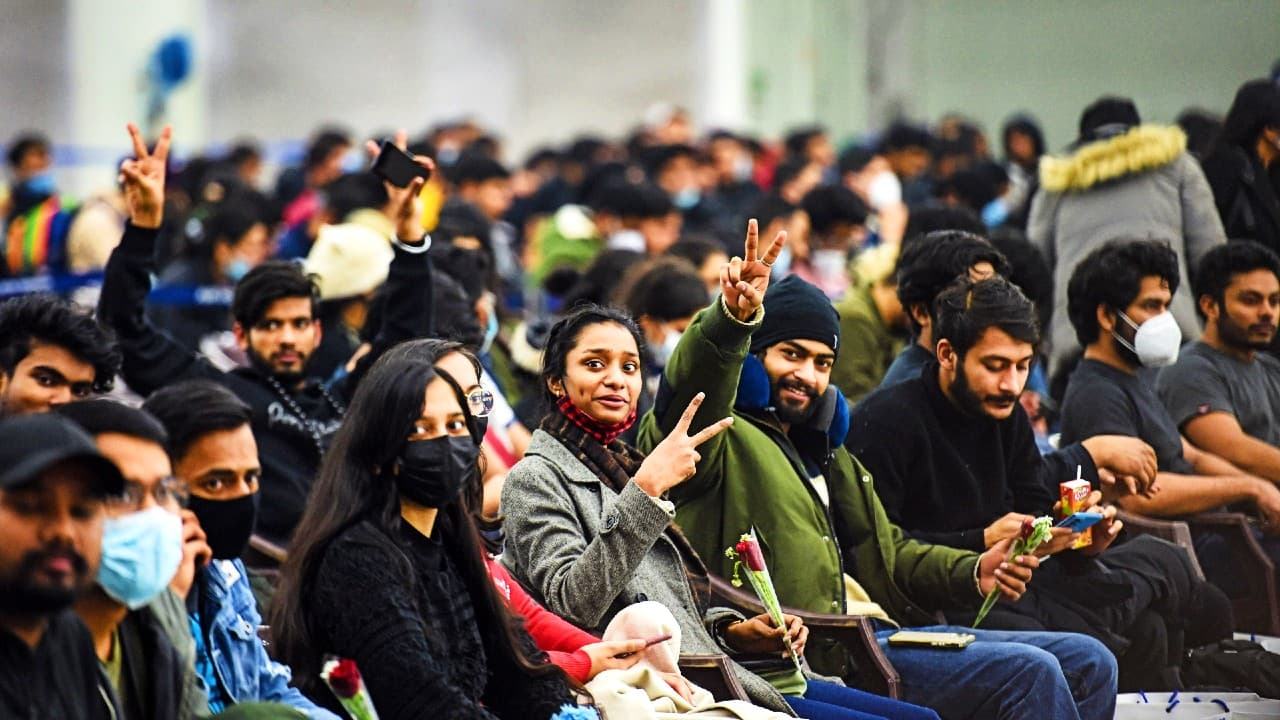 रूस-यूक्रेन युद्ध: 19 विमान में 3,726 भारतीय स्वदेश लौटेंगे, ज्योतिरादित्य सिंधिया सिरेत रवाना रूस-यूक्रेन युद्ध: 19 विमान में 3,726 भारतीय स्वदेश लौटेंगे, ज्योतिरादित्य सिंधिया सिरेत रवाना
