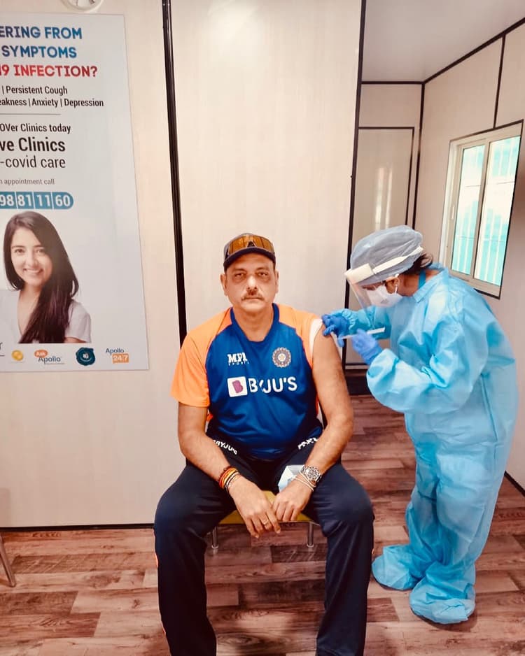 टीम इंडिया के कोच रवि शास्त्री ने लिया Corona Vaccine का पहला डोज, तसवीर शेयर कर कही ये बात