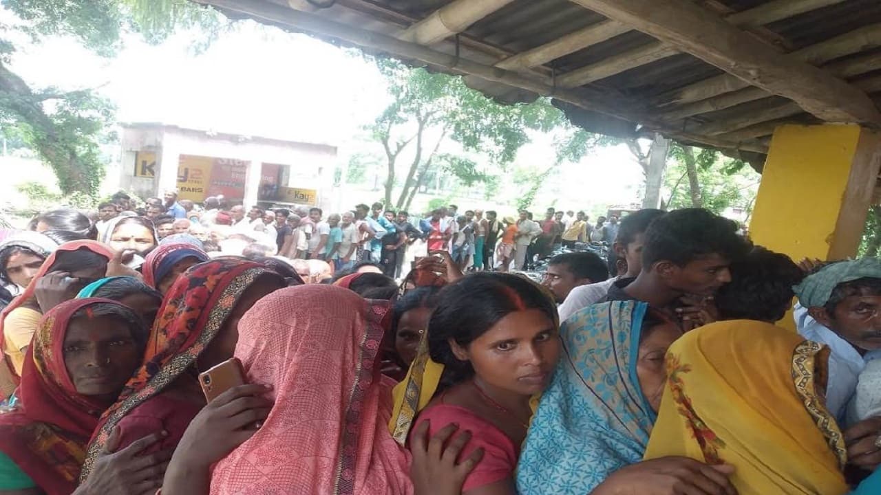 बिहार में यूरिया ना बा: यहां पर्ची कटाने थाने पहुंचे किसान, फिर एक किमी दूर लाइन में लगकर ली खाद