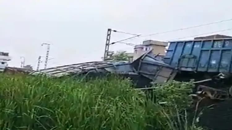 गया-धनबाद रूट पर 36 घंटे बाद भी नहीं चलीं ट्रेन, इस रूट से छठ महापर्व पर घर आने वालों की बढ़ी परेशानी