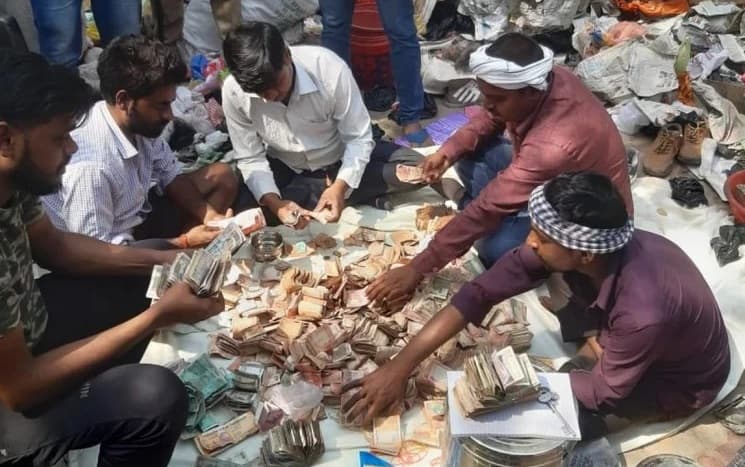साधु की मौत के बाद खोला गया उसका बक्सा, तो नोट गिनने में लगे कई घंटे, जानें कितना मिला पैसा… साधु की मौत के बाद खोला गया उसका बक्सा, तो नोट गिनने में लगे कई घंटे, जानें कितना मिला पैसा…