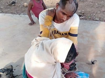झारखंड में नाबालिग प्रेमी जोड़े का मुंडवाया सिर, जूते की माला पहनाकर घुमाया पूरा गांव, वीडियो VIRAL झारखंड में नाबालिग प्रेमी जोड़े का मुंडवाया सिर, जूते की माला पहनाकर घुमाया पूरा गांव, वीडियो VIRAL