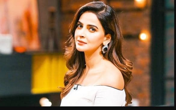 पाकिस्तान की अदालत ने एक्ट्रेस सबा कमर के खिलाफ जारी किया गिरफ्तारी वारंट, जानें पूरा मामला