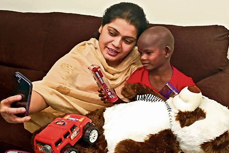 पूर्वी सिंहभूम डीसी विजया जाधव ने बदल दी सबर बच्ची की जिंदगी, अनाथ ‘सोमवारी’ को लिया गोद