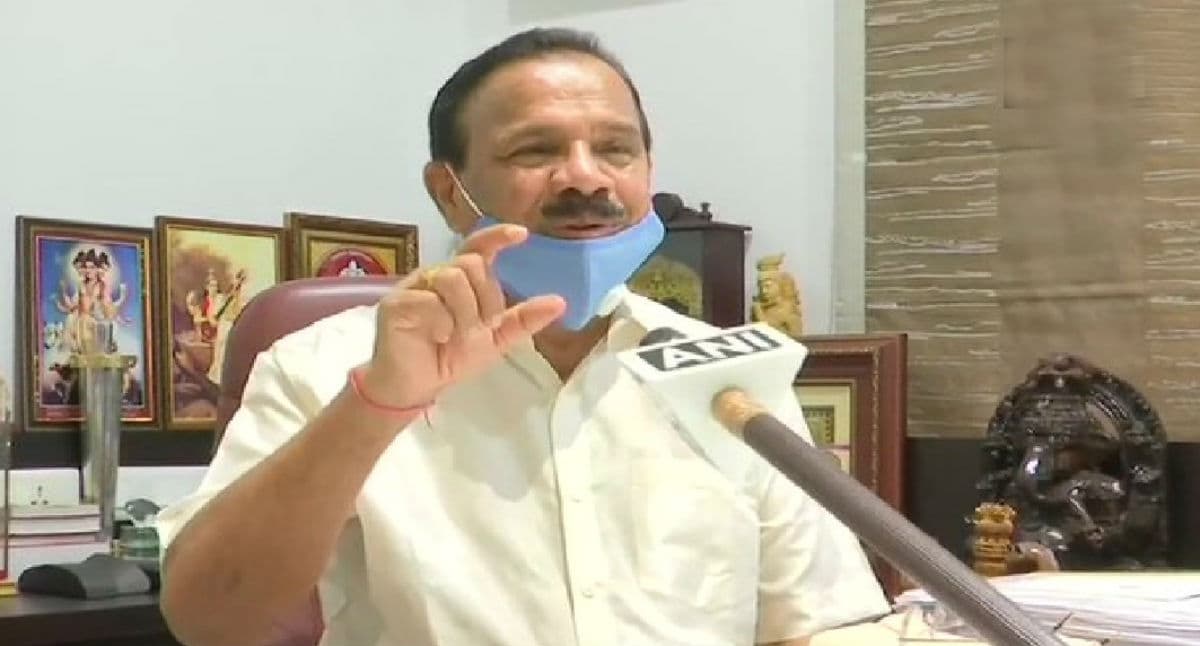 VIDEO : दिल्ली से बेंगलुरु पहुंचे मंत्री सदानंद गौड़ा, क्वारेंटिन को लेकर जब विपक्ष ने घेरा, तो दिया ऐसा जवाब...
